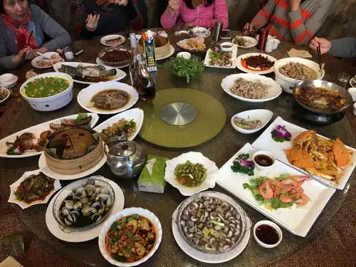 满满一桌丰盛的午餐,给大家带来快乐.