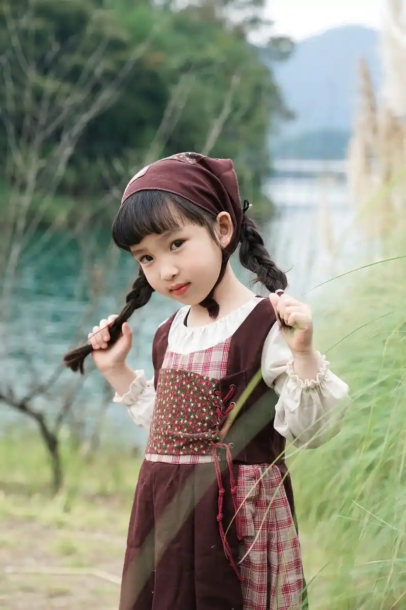 芦苇儿童摄影.秋日,湖边的芦苇,清新可爱的小萌妹. 都匀写 - 抖音