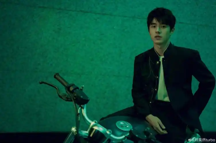 刘昊然小朋友25岁生日快乐呀