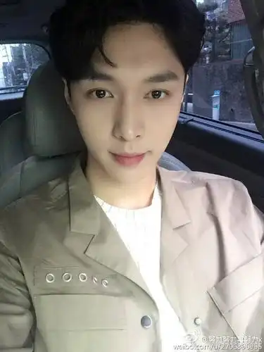 莲老师自拍合集多图预警张艺兴