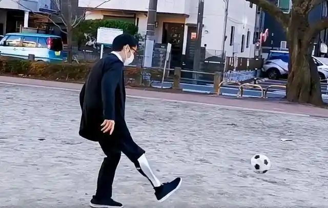 贵州小伙9岁时因病高位截肢,长大后读博士给自己"造"了一条腿