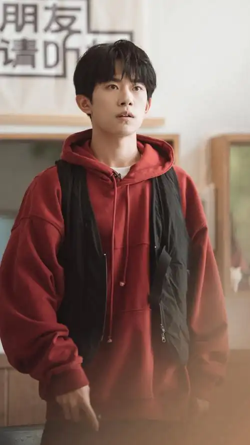 易烊千玺红色卫衣帅气手机壁纸