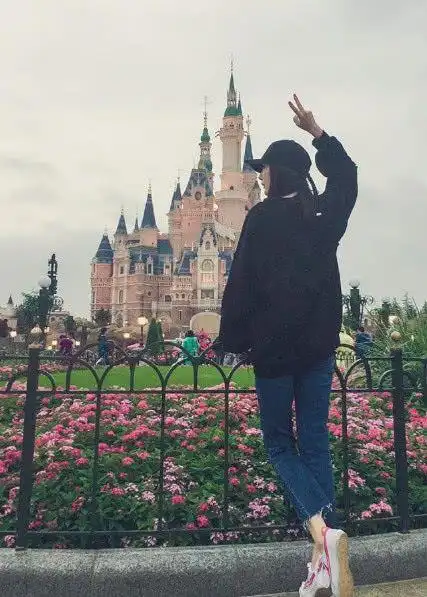 第二位,女明星的背影照.五官精致,跑男中性格活泼开朗,吸粉无数.