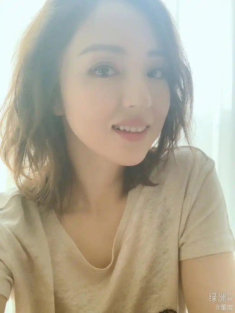 董璇分享库存自拍朦胧光线下露优雅微笑气质绝佳