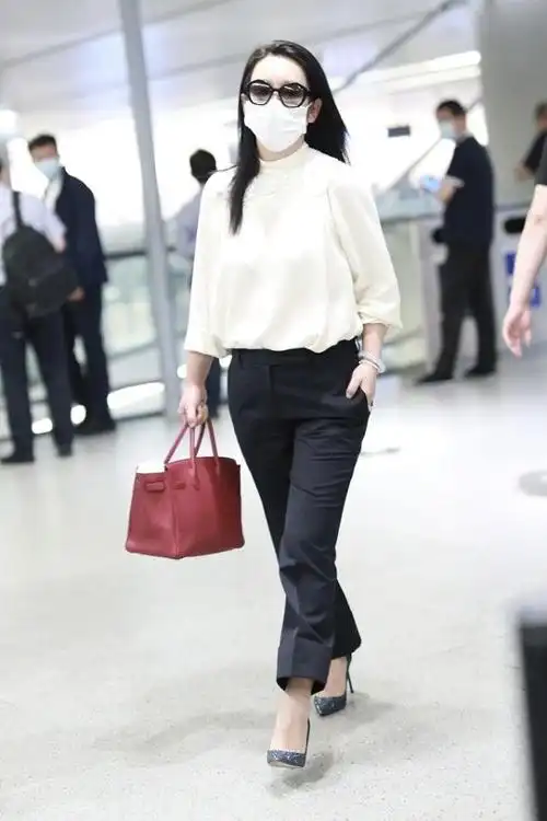 秦海璐上衣穿白色衬衫,下搭黑色的九分休闲裤,这才叫高级!
