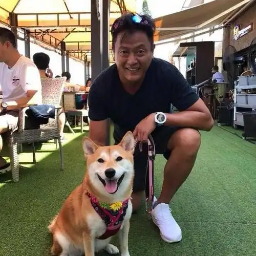 魏骏杰与长发女子亲密合照!情人身份曝光获祝福,不避谈第二春