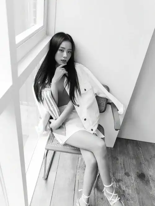 金智秀时尚芭莎五月刊封面大片 黑白双面dior女郎-爱读书