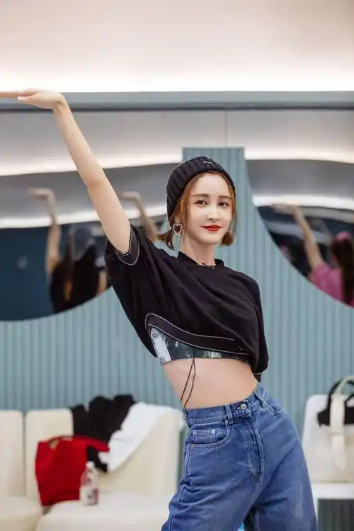 张歆艺瘦身全靠卷,身材曲线好美!《浪姐》公演舞台又上热搜_二姐_造型