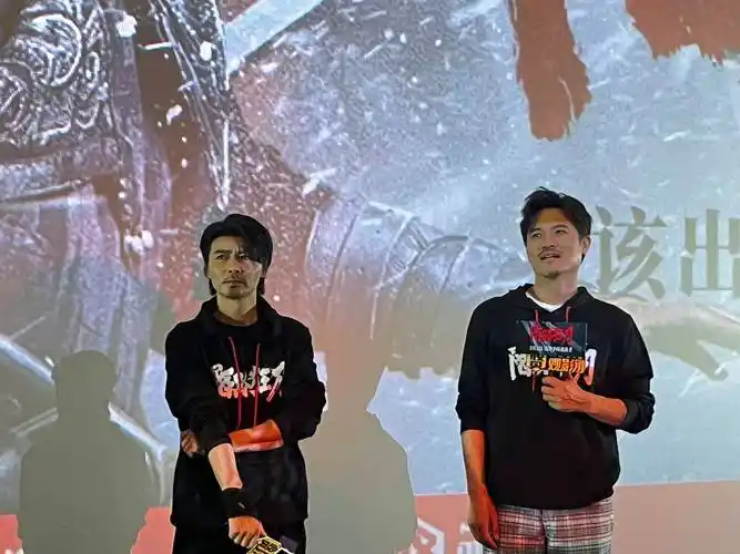 《陌路狂刀》重庆路演,张晋透露拍摄时跟腱断裂,还做了手术_耿乐_动作