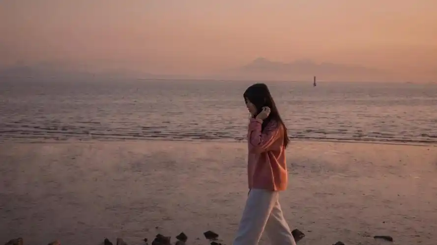 全面屏壁纸美女高清长发美女海边迷人写真