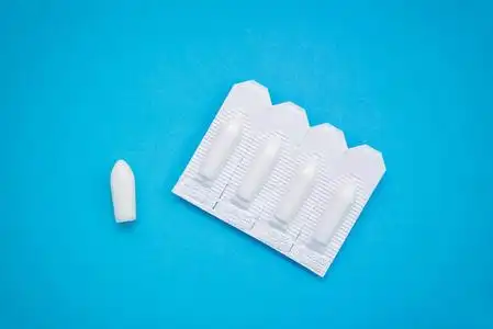 蓝色背景白色肛管或阴道用栓剂.