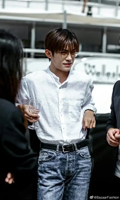 易烊千玺戛纳生图#白衬衫搭配牛仔裤简约随性,配上有颜色的细框眼镜
