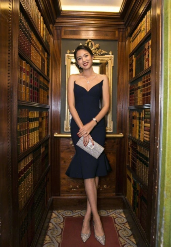 张梓琳气质这块拿捏得太稳穿黑色连衣裙性感迷人气场强大