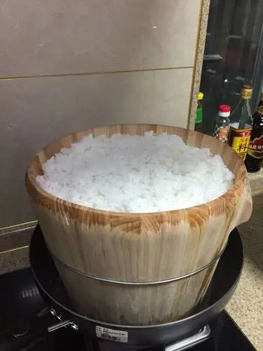 蒸大米木桶饭的做法_菜谱_豆果美食