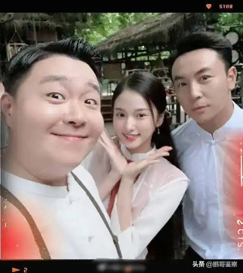 释小龙妻子露面太吸睛!身材丰满,长腿抢镜,五官颜值不输何洁!