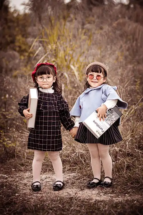 夜半轻私语的儿童摄影作品《姐妹俩的秋天》