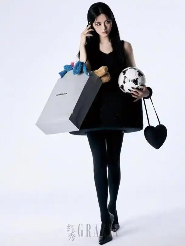 杨超越另类写真大片曝光,全身穿紧身瑜伽服曲线玲珑