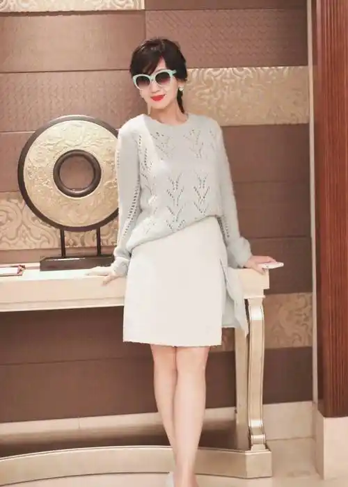 65岁赵雅芝为露大长腿,把衬衣裙剪短又撩起,束手无措只能配条短裤