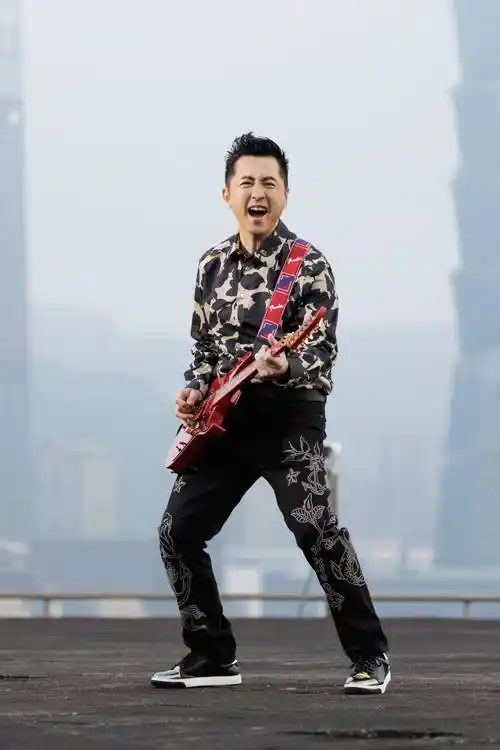 庾澄庆发新歌《on my way》 重登华视楼顶带band拍mv_哈林_人生_小队