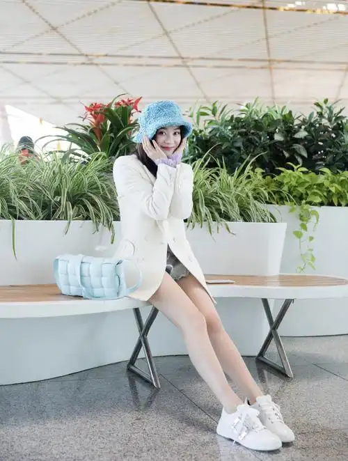 秋天露腿才好看,袁姗姗用西装打造下衣失踪,这颜值简直a爆了