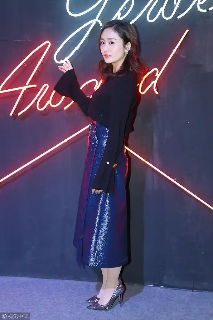 刘芸喇叭袖上装漆皮开叉高腰裙 尖头高跟鞋干练吸睛