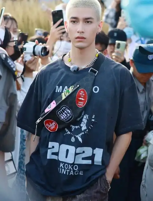 来自阳光灿烂的美国夏威夷,有着小麦色的肌肤和好看的肌肉…"说起米卡