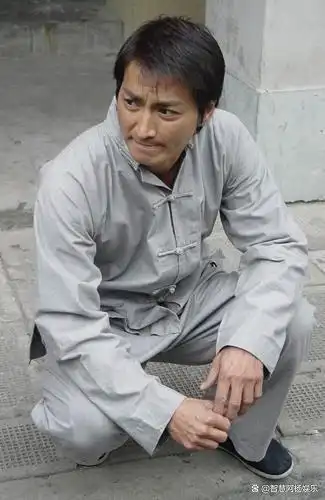 因"展昭"爆火,从搬尸工到亿万富豪,何家劲已六旬却无婚史