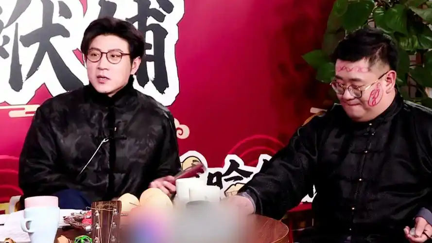 高晓攀身着唐装聊国风 解读《小先生》作品创作