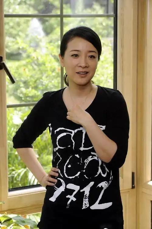 陈小艺胖也是一种美穿绿色礼服裙像大妈却很高雅十分耐看