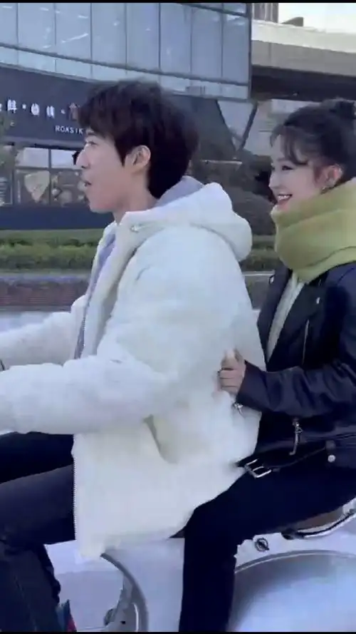 常远骑小摩托带李沁