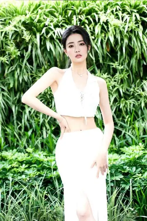 徐璐最新物料: 腰真细!还有马甲线!羡慕了!