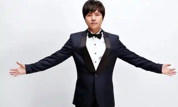 14岁开演唱会,22岁赚到2个亿,春晚请不动他,却没人说他耍大牌_郑源才