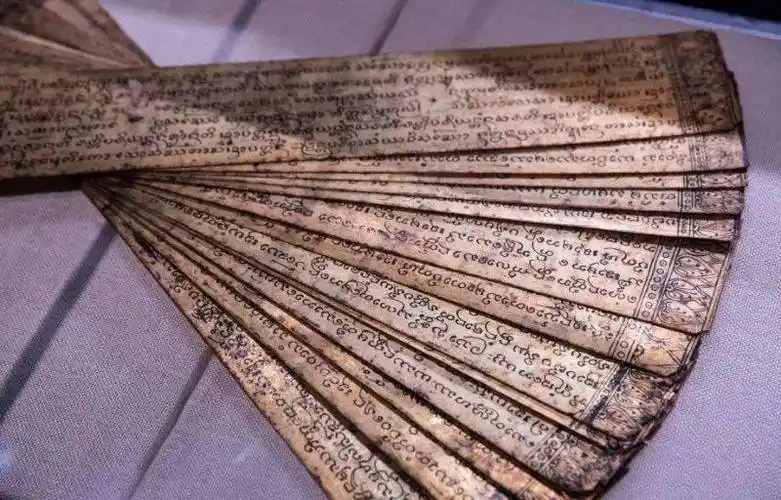 西双版纳州电视台据考证,贝叶经是公元7世纪前后随南传上座部佛教传入