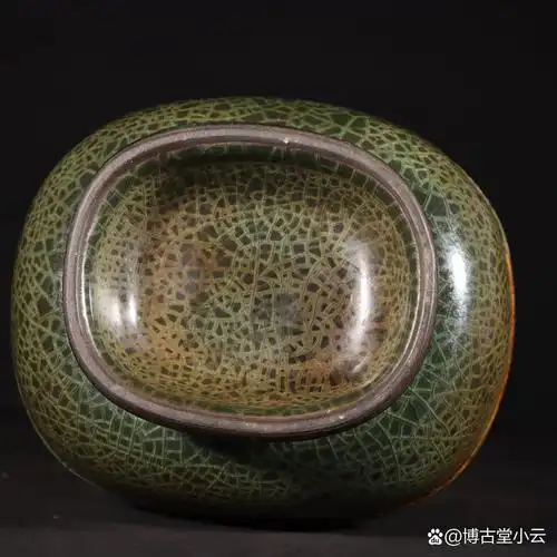 旧藏宋代龙泉溪口窑贯耳瓶    尺寸高23.2cm.宽14.5cm