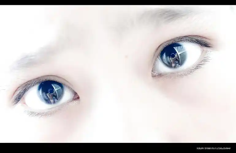 几张眼睛特写 最后一张放大 还能看见滤镜的牌子