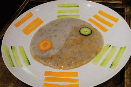 摆盘犹如一个阴阳交错的太极八卦阵,食材选用新鲜大虾,一边是麻辣