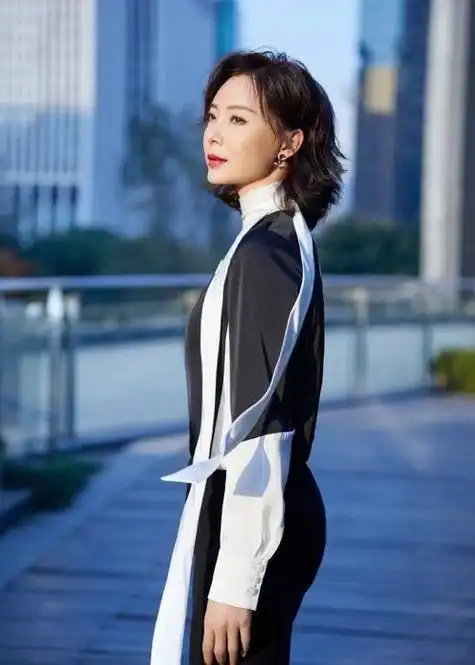 女人到了四五十岁,切忌留长发,烫大妈卷,这几种发型洋气又减龄