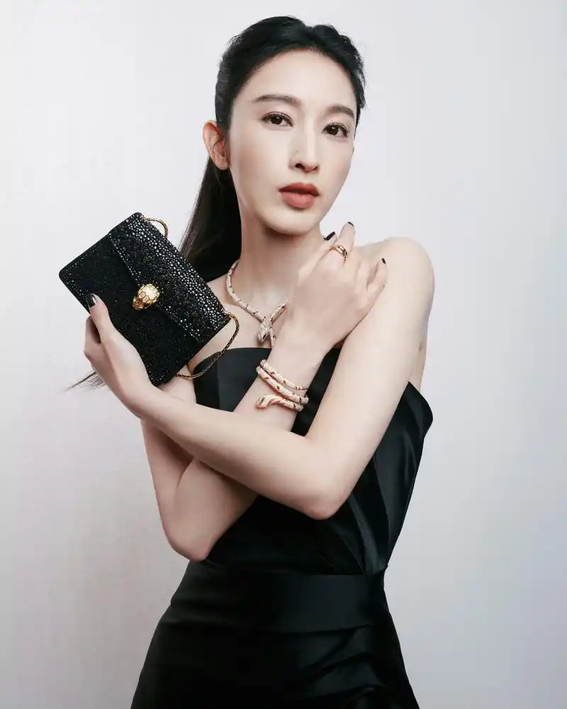 张俪身穿一袭黑色性感的高开叉礼服,优雅贵气