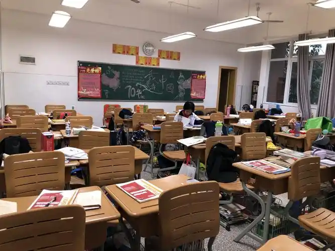 五点二十分下课,五点四十分卓文心同学吃完饭回到教室里,在