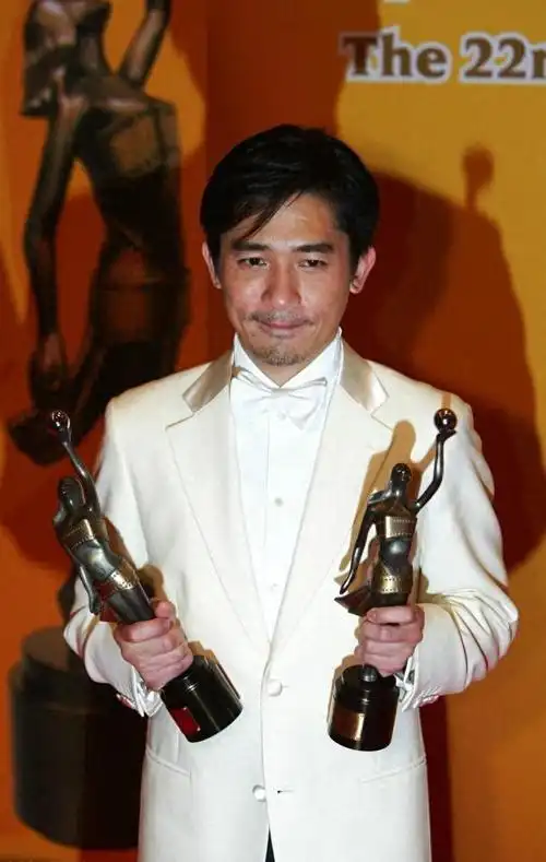 梁朝伟这小胡子原来也长的这么快