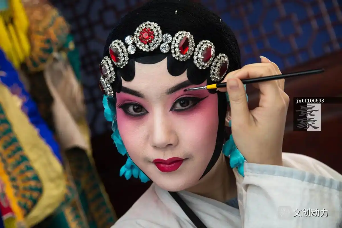 女京剧演员后台化妆