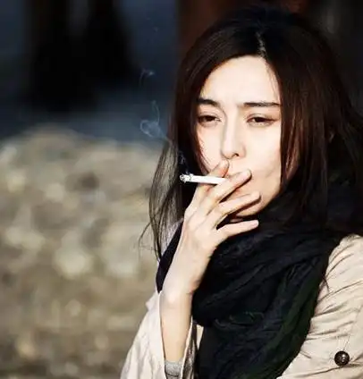 据说杨颖是个老烟枪,不过现在好像戒掉了!