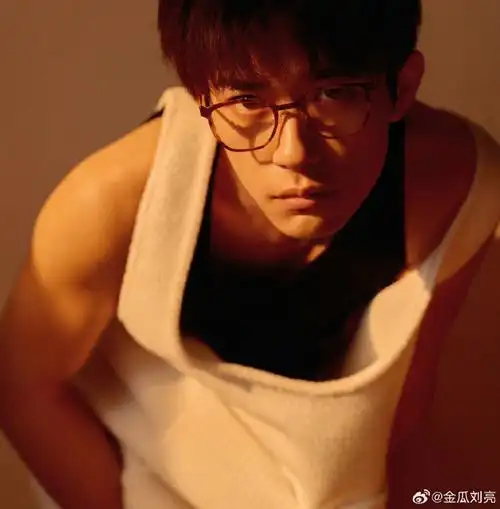 易烊千玺手臂肌肉线条##易烊千玺单手悬挂力量感