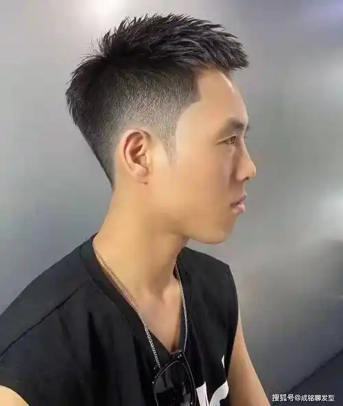 的男生短发,两边剪短中间打薄,精干利落又阳光帅气_发型_效果_头发