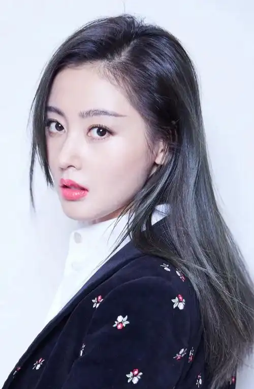 女星张天爱写真珍藏:天生丽质,美丽动人!