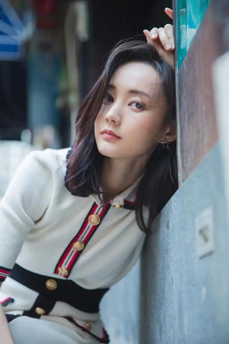 李一桐:草根出身的演艺新星 李一桐,曾为赵丽颖替身,因美貌脱颖而出被