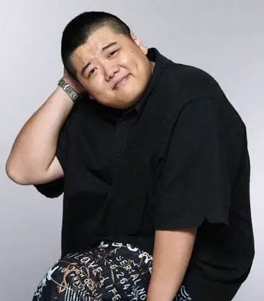 胖男生应该有的一款发型修颜帅气的一款发型