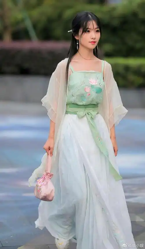 中国风汉服古装长裙女孩倾城之貌婉如画中路边的小哥都看呆了