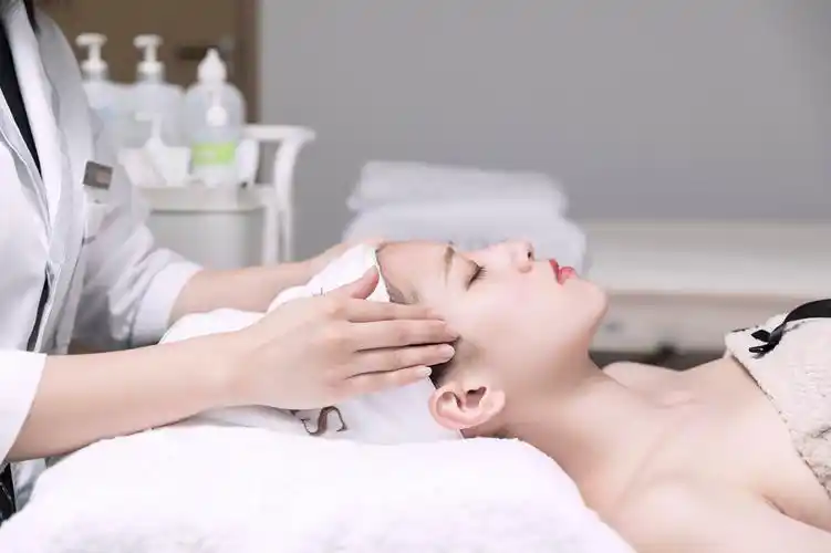 美容师给护肤按摩脸部图片
