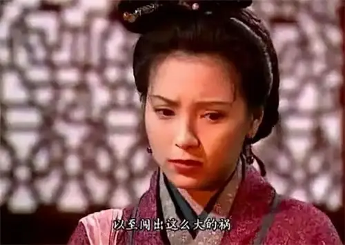 当年母亲黄蓉临产,父亲郭靖身受重伤,金轮法王突然袭击,郭芙二话不说